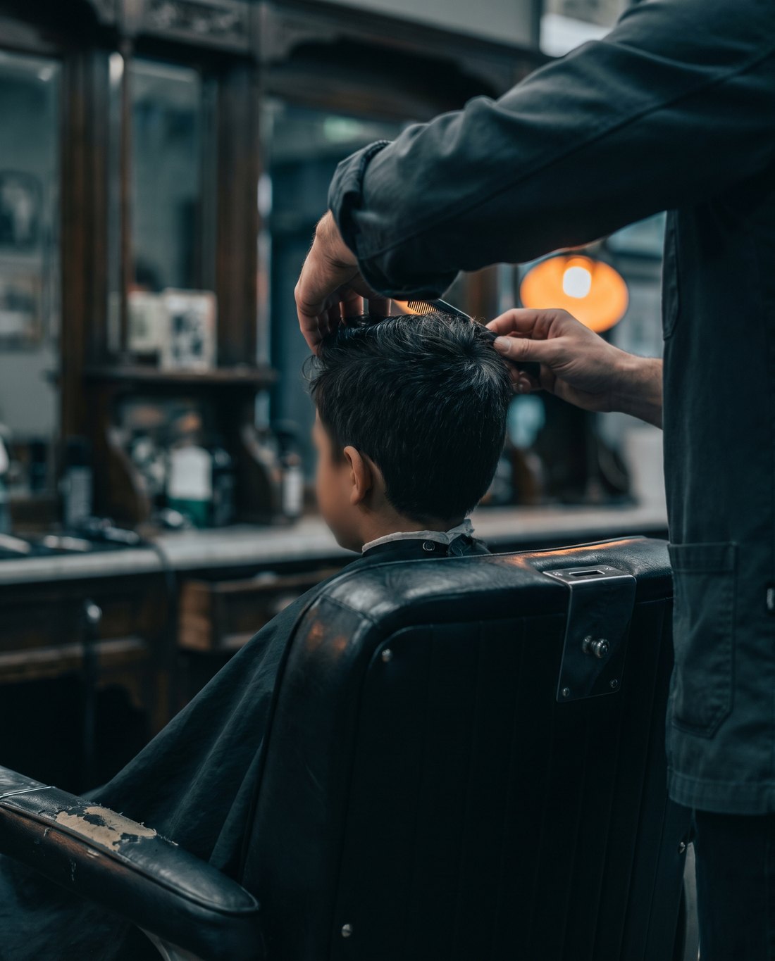 Kinderhaarschnitt im Barberstuhl, Friseur für Kinder in Köln