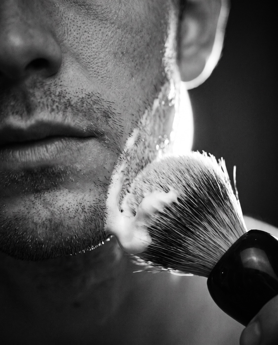 Rasierschaum wird vor der Bartrasur im Amir Barbershop in Köln aufgetragen