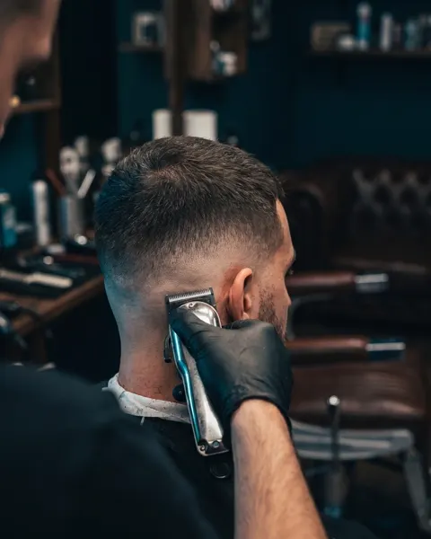 Skin Fade wird mit der Maschine ausgearbeitet, Herrenfriseur in Köln